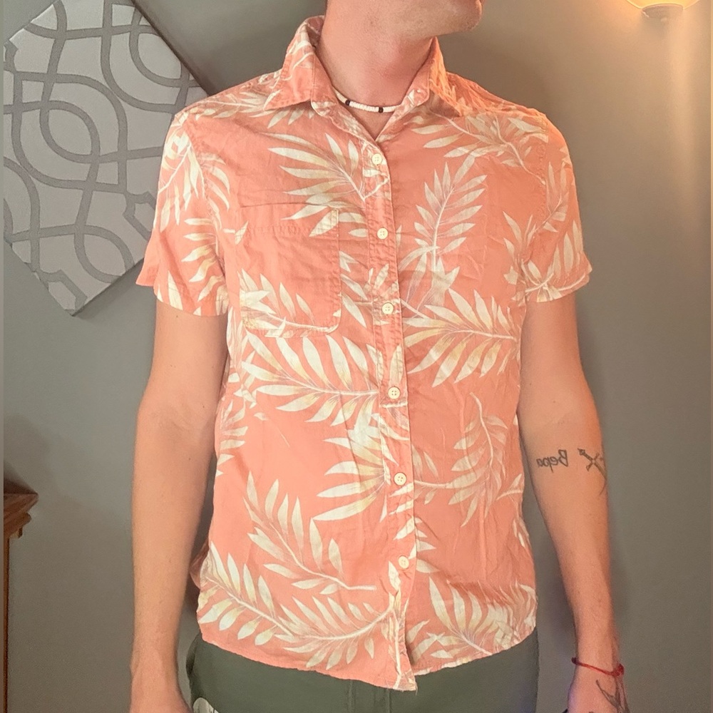 American Eagle Outfitters Men's Pink Leaf Print Shirt